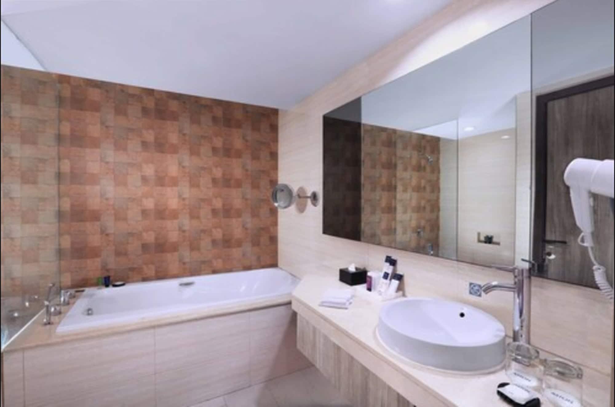 Aston Inn Pandanaran Semarang Exterior photo