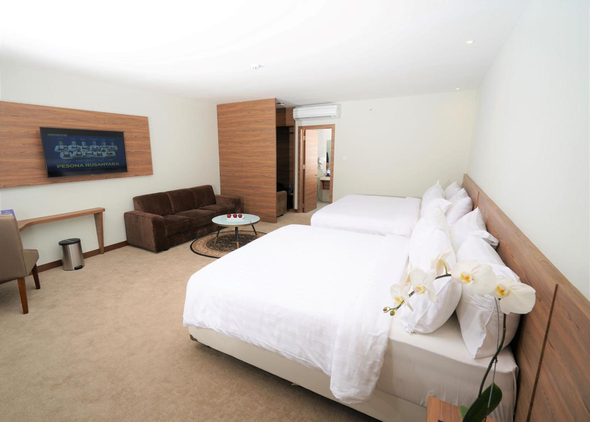 Aston Inn Pandanaran Semarang Exterior photo