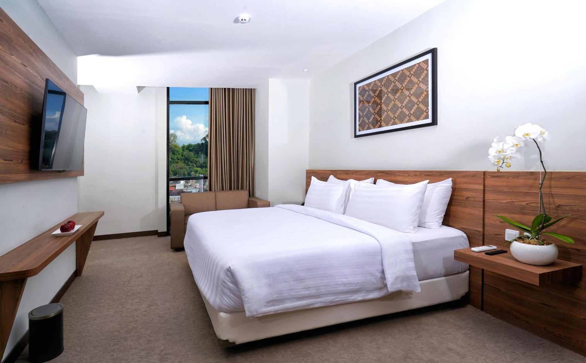 Aston Inn Pandanaran Semarang Exterior photo